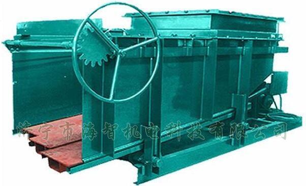 導(dǎo)料槽設(shè)有多個(gè)活動(dòng)式底板，底板在回程過(guò)程中可以承受物料所帶來(lái)的摩擦力